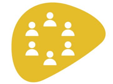 Führungskolleg Vor einer organischen safranfarbenen Form liegt ein Kreis weißer Personensymbole ohne Geschlechtszuordnung